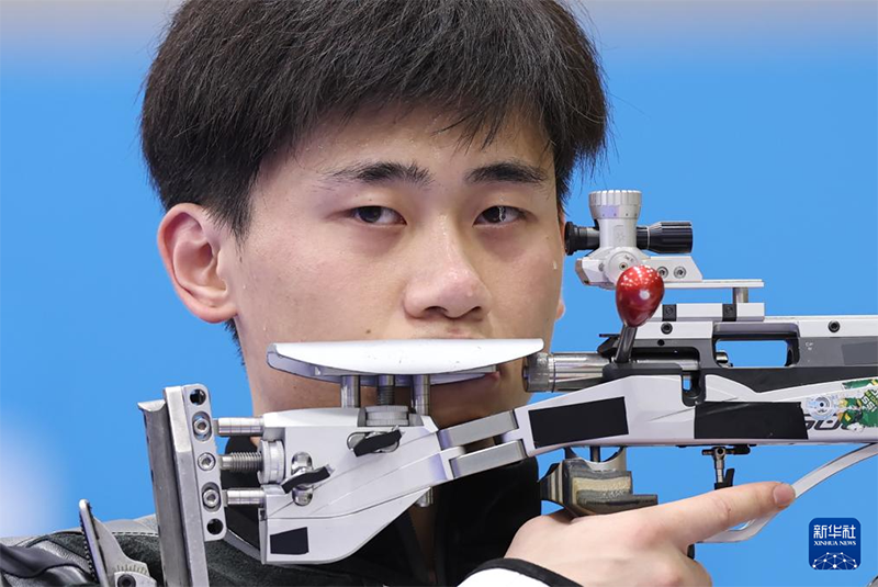 Лю Юйкунь ерлер арасында?ы 50 метрл?к винтовкадан ?ш формада ату жарысында алтын медаль же??п алды