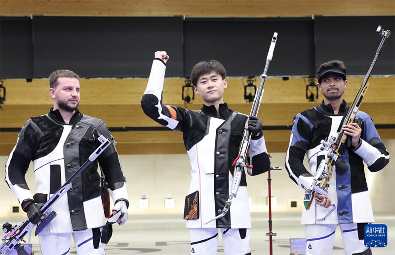 Лю Юйкунь ерлер арасында?ы 50 метрл?к винтовкадан ?ш формада ату жарысында алтын медаль же??п алды