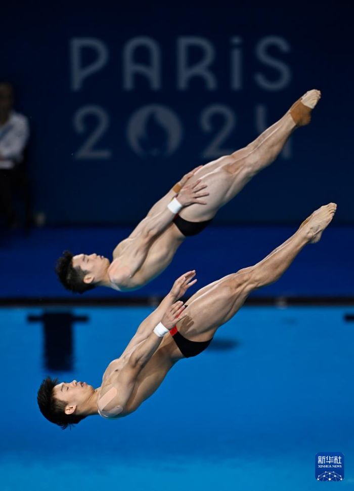 Ерлер арасында?ы ?ос адамды? 3 метрл?к трамплиннен синхронды сек?руден ?ытайлы? ойыншылар алтын медаль же??п алды