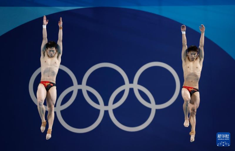 Ерлер арасында?ы ?ос адамды? 3 метрл?к трамплиннен синхронды сек?руден ?ытайлы? ойыншылар алтын медаль же??п алды