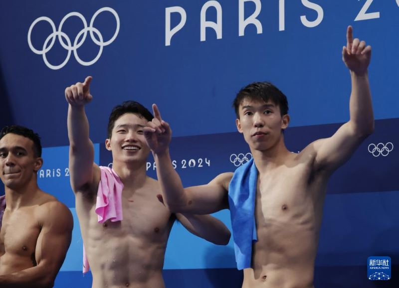 Ерлер арасында?ы ?ос адамды? 3 метрл?к трамплиннен синхронды сек?руден ?ытайлы? ойыншылар алтын медаль же??п алды