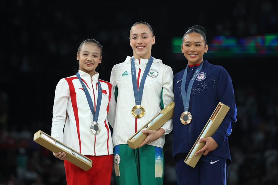 ?ытайлы? гимнастика ж?лдызы Лю Ян ?з ата?ын ?ор?ап ?алды, ал Цю Циюань та?ы б?р к?м?с алды