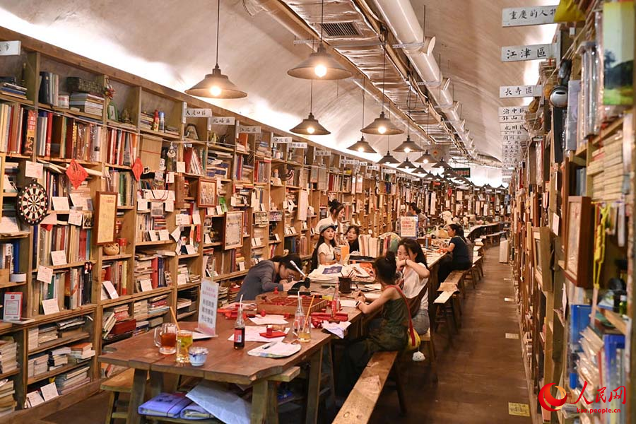 Чунцин: Рейдт?к баспанадан ?згерген к?тап ?й? т?р?ындар ?ш?н жайлы орта?а айналды