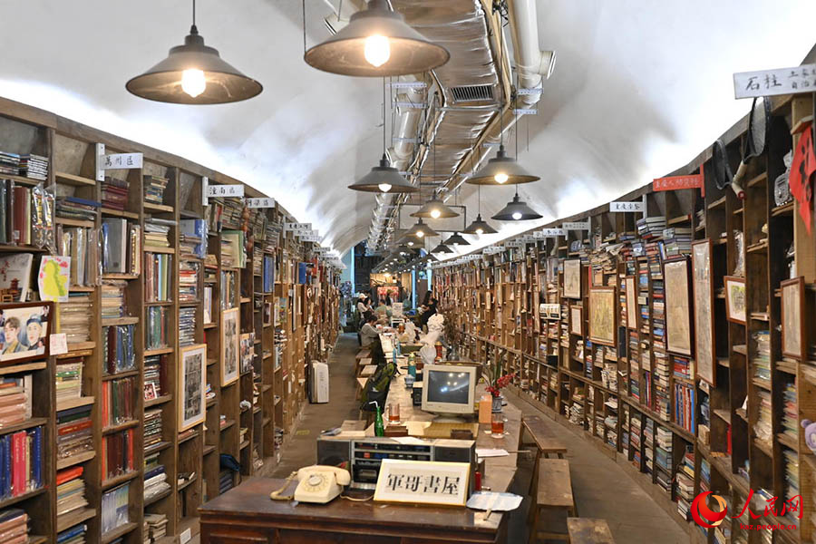 Чунцин: Рейдт?к баспанадан ?згерген к?тап ?й? т?р?ындар ?ш?н жайлы орта?а айналды