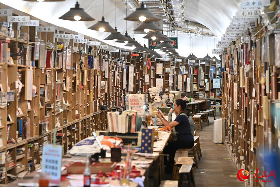 Чунцин: Рейдт?к баспанадан ?згерген к?тап ?й? т?р?ындар ?ш?н жайлы орта?а айналды