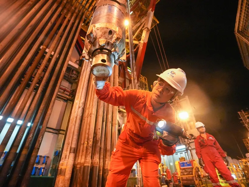 Ел?м?з О?т?ст?к ?ытай те??з?нде ?лемдег? ал?аш?ы ультра тере? суда?ы ?те таяз ?абатында?ы ау?ымды газ кен орнын зерттед?