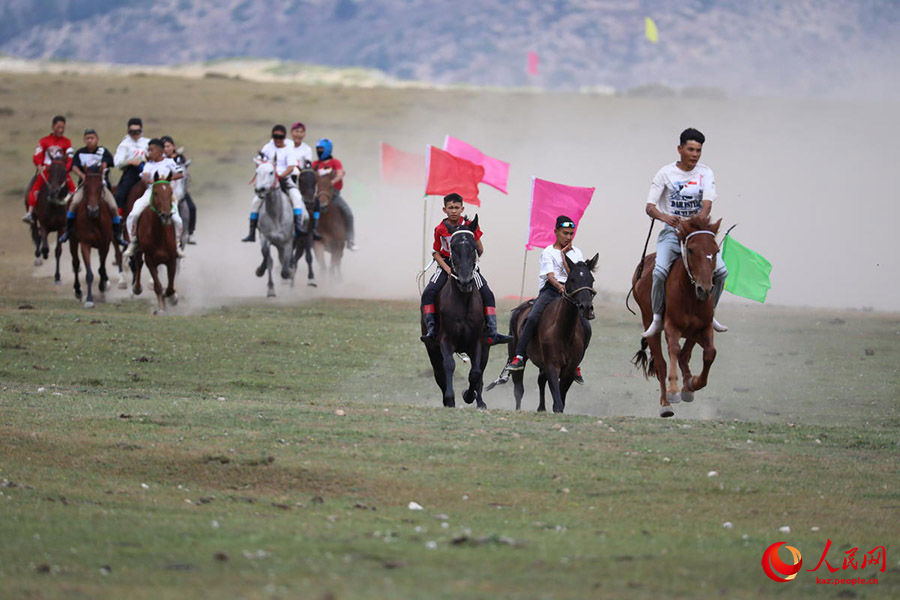 Алтай, Шы?жа?: Ат б?йгес? д?б?рлеп ?т?п жатыр