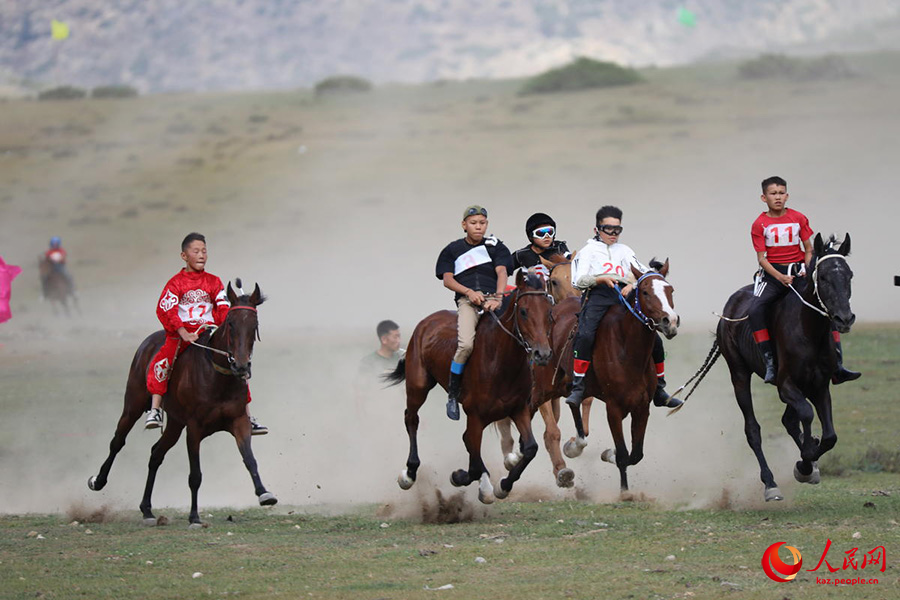 Алтай, Шы?жа?: Ат б?йгес? д?б?рлеп ?т?п жатыр