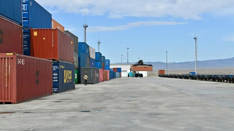 Олжас Бектенов ?ХР шекарасында?ы к?л?к-логистика саласы ахуалымен танысты