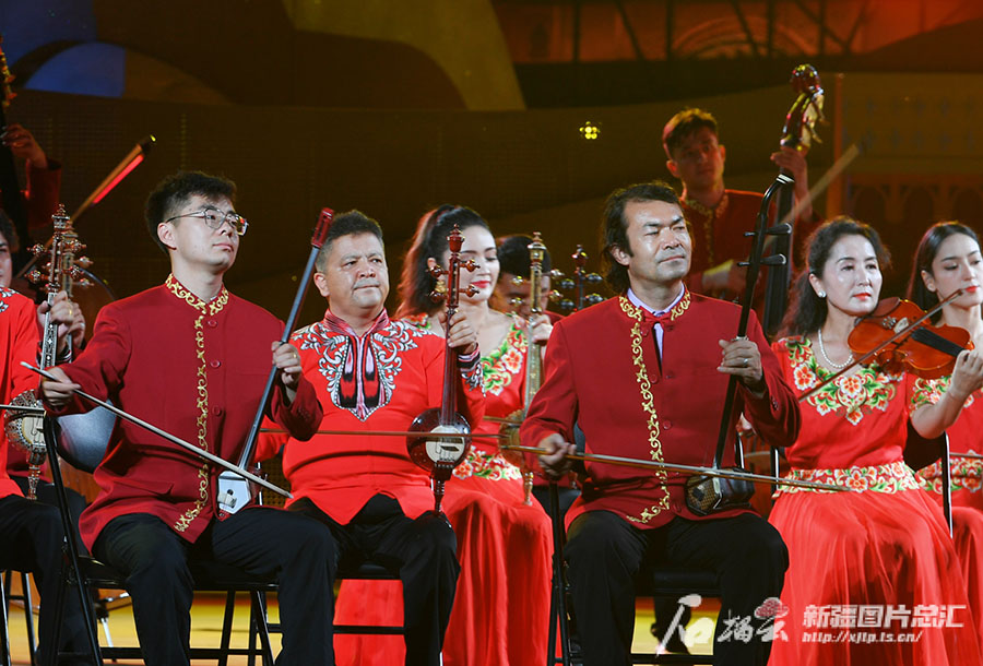 Ежелг? ?аш?ар ?аласында ?Б?р белдеу, б?р жол? карнавалы ?тт?