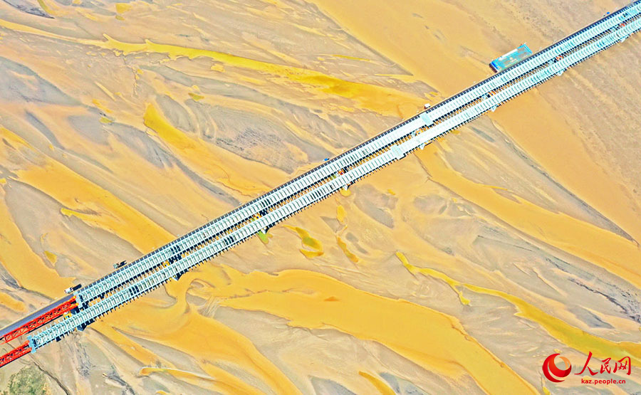 Цзяозо, Хэнань: Циньян-Ичуань тасжолында?ы Хуанхэ ?лкен к?п?р?н?? ??рылысы т?рт?ппен ж?рг?з?л?п жатыр