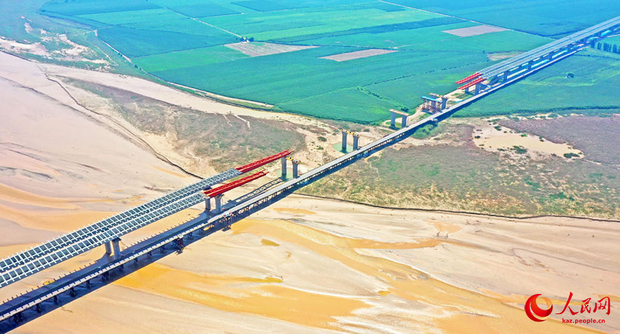 Цзяозо, Хэнань: Циньян-Ичуань тасжолында?ы Хуанхэ ?лкен к?п?р?н?? ??рылысы т?рт?ппен ж?рг?з?л?п жатыр