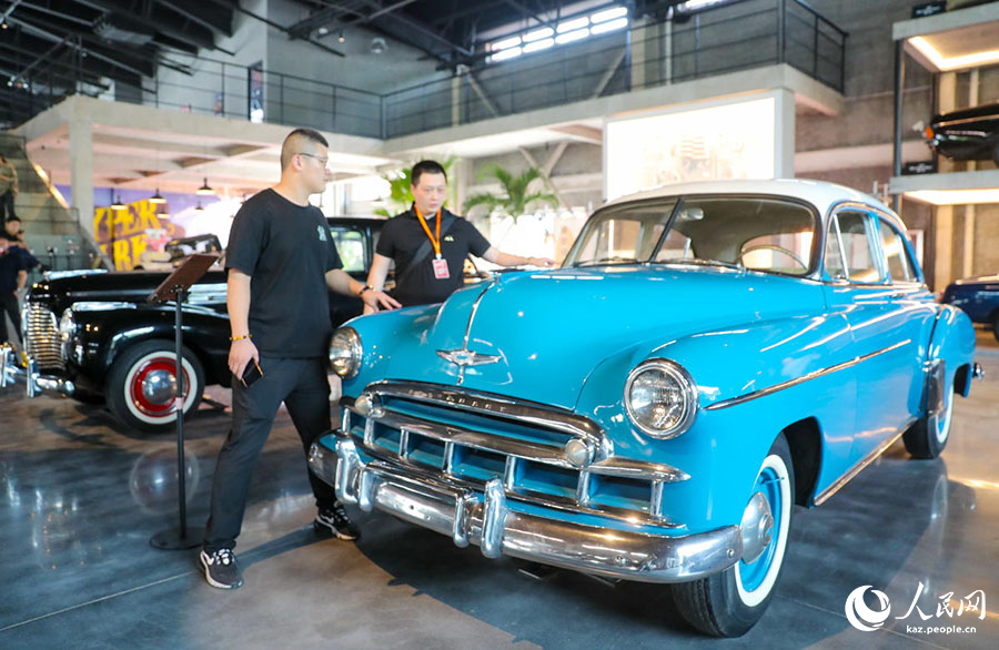 Циндао, Шаньдун: Ерк?н сауда аума?ында ?Классикалы? авток?л?к? к?рмес? ?тт?