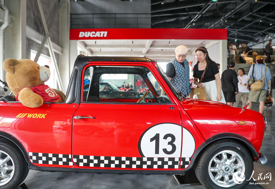 Циндао, Шаньдун: Ерк?н сауда аума?ында ?Классикалы? авток?л?к? к?рмес? ?тт?