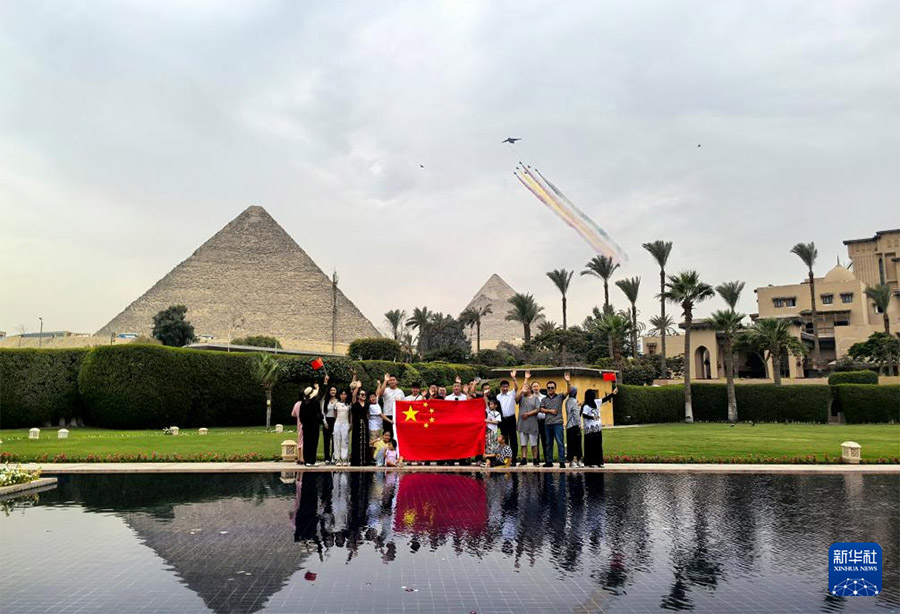 Ал?аш рет! ?ытай ?скери-?уе к?штер?н?? ?Юнь-20? ж?не ?Цзянь-10? ?ша?тары пирамида аспанында м?нерлеп ?шты