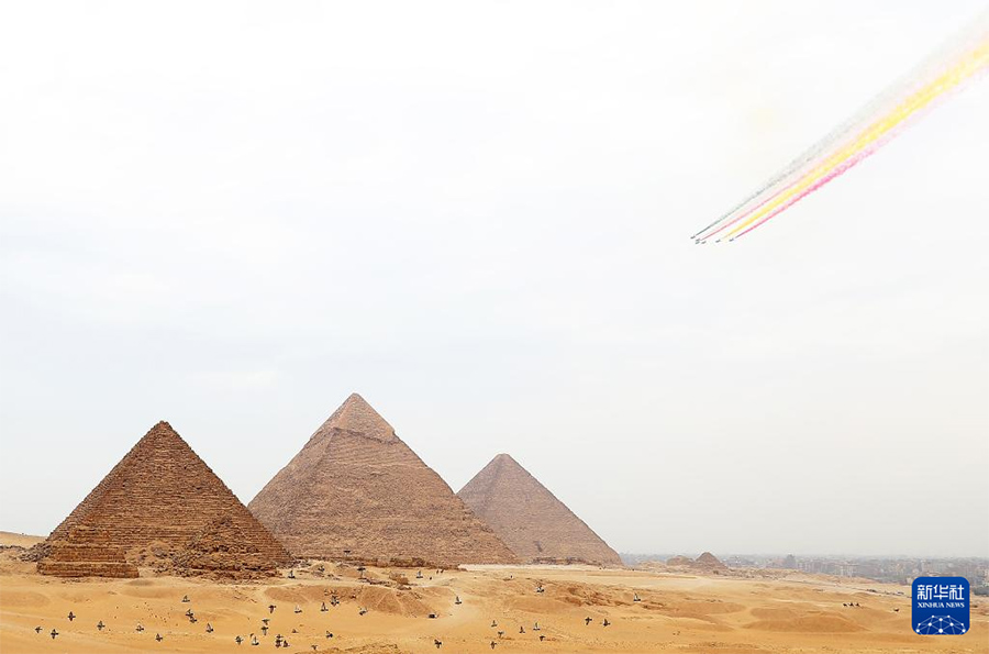 Ал?аш рет! ?ытай ?скери-?уе к?штер?н?? ?Юнь-20? ж?не ?Цзянь-10? ?ша?тары пирамида аспанында м?нерлеп ?шты