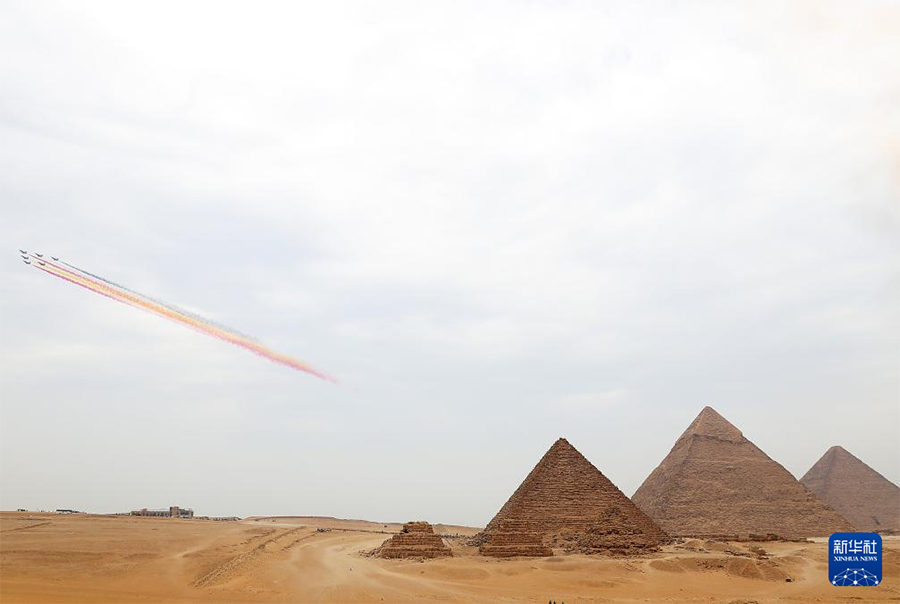 Ал?аш рет! ?ытай ?скери-?уе к?штер?н?? ?Юнь-20? ж?не ?Цзянь-10? ?ша?тары пирамида аспанында м?нерлеп ?шты