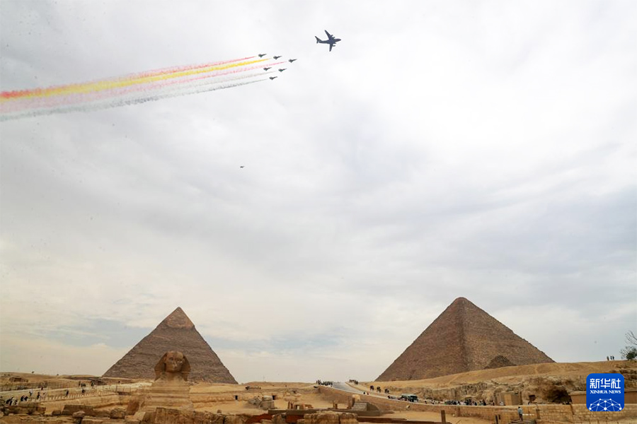 Ал?аш рет! ?ытай ?скери-?уе к?штер?н?? ?Юнь-20? ж?не ?Цзянь-10? ?ша?тары пирамида аспанында м?нерлеп ?шты