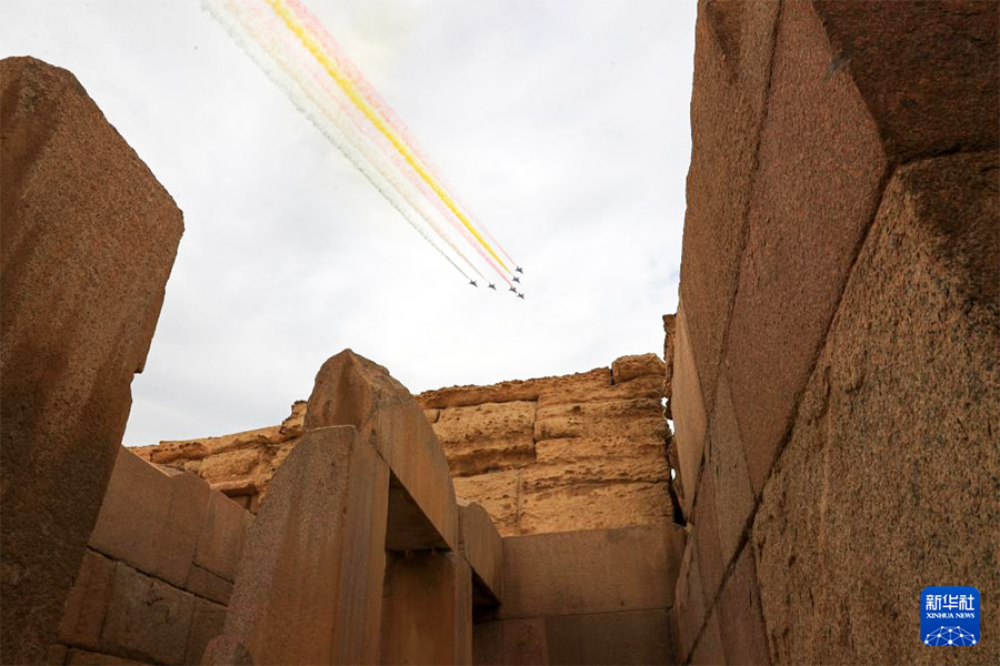 Ал?аш рет! ?ытай ?скери-?уе к?штер?н?? ?Юнь-20? ж?не ?Цзянь-10? ?ша?тары пирамида аспанында м?нерлеп ?шты