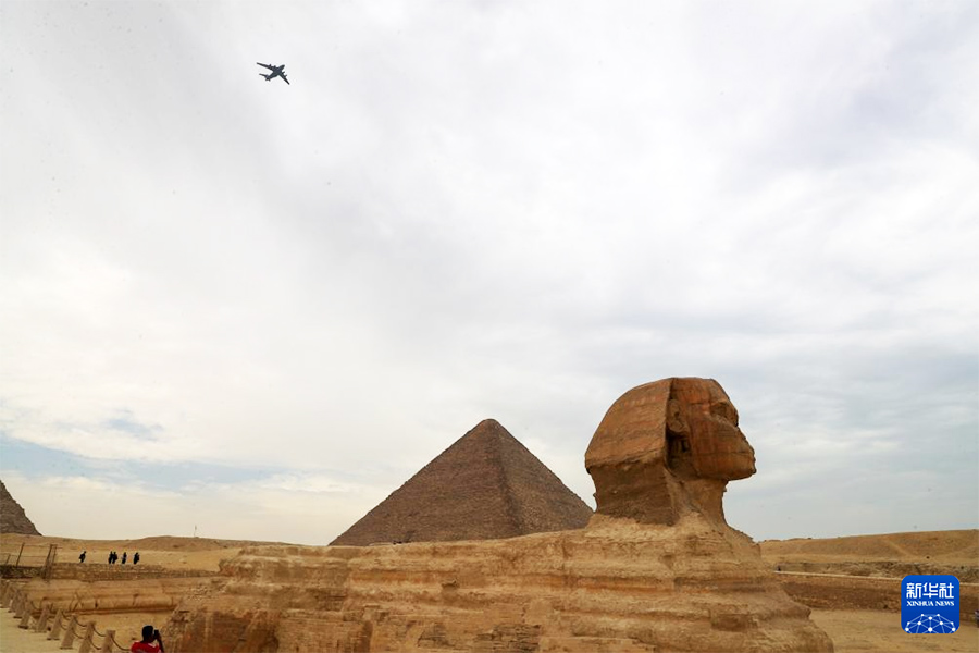 Ал?аш рет! ?ытай ?скери-?уе к?штер?н?? ?Юнь-20? ж?не ?Цзянь-10? ?ша?тары пирамида аспанында м?нерлеп ?шты