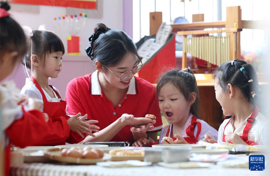 Балаба?шада балалар К?з ортасы фестивал?н ?арсы алу ?ш?н ай к?лше жасауды ?йред?