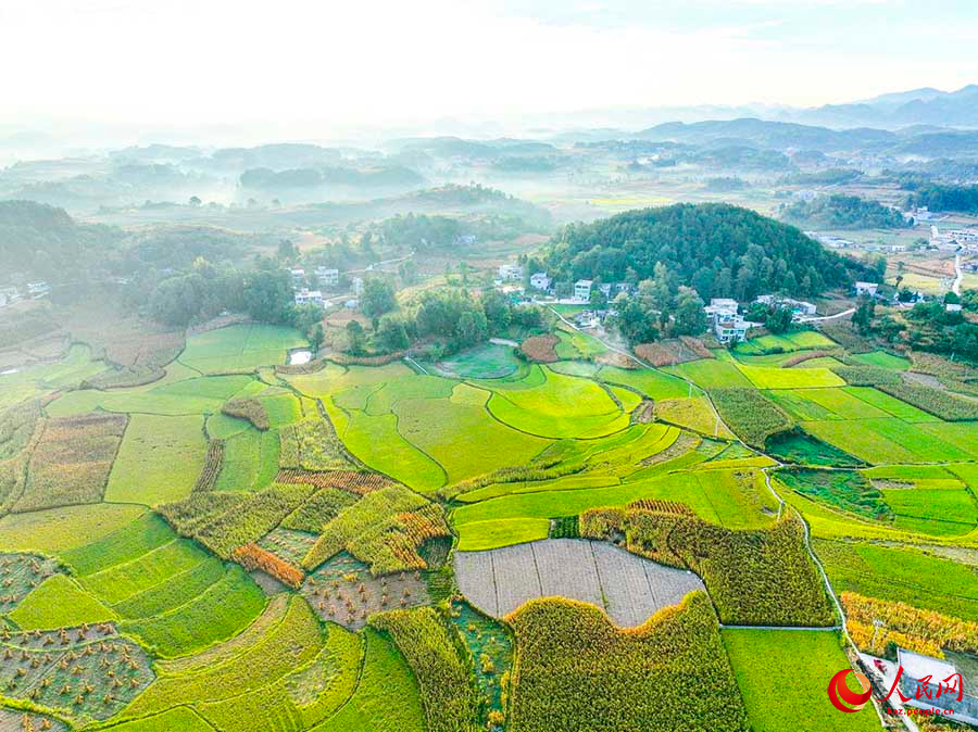 Цяньси, Гуйчжоу: Мол ?н?м мен к?ркем ауыл