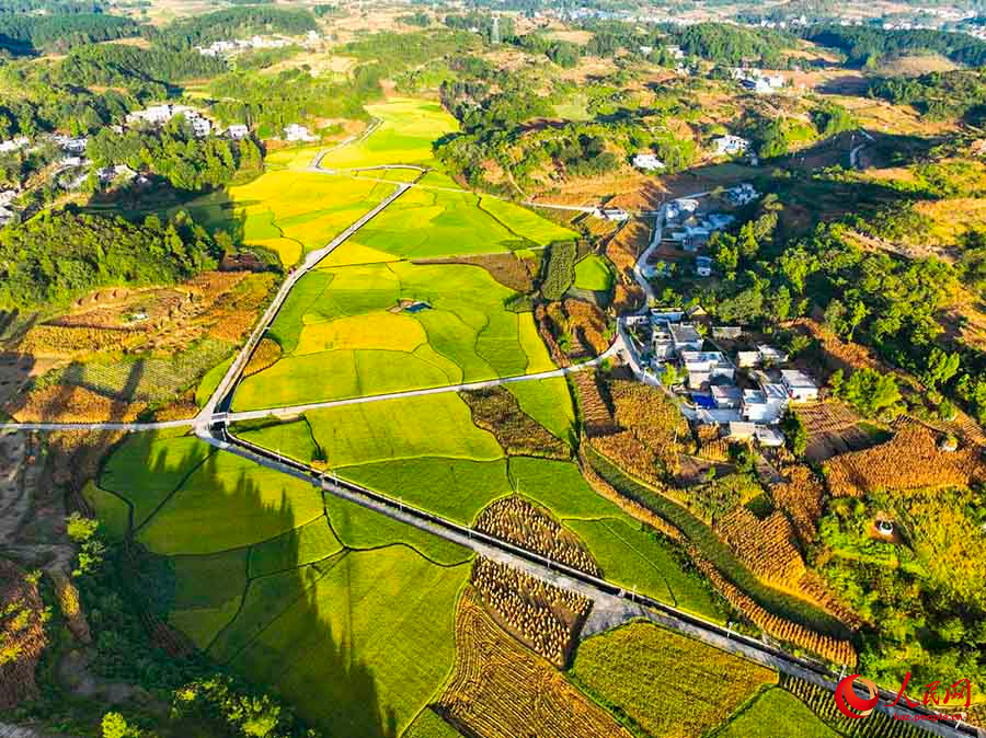 Цяньси, Гуйчжоу: Мол ?н?м мен к?ркем ауыл