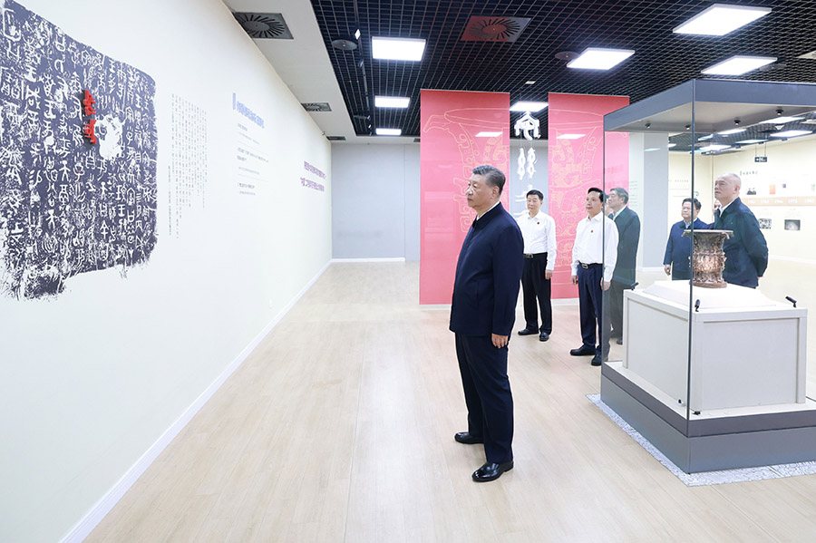 Си Цзиньпин Шэньси ?лкес?н?? Баоцзи ?аласына ж?не Ганьсу ?лкес?н?? Тяньшуй ?аласына ?ызметт?к тексер?спен барды