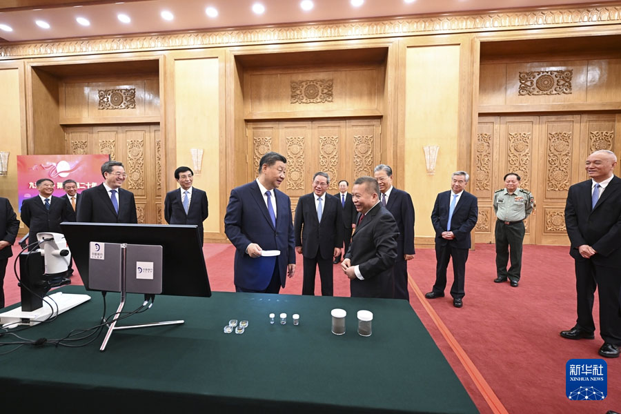 Си Цзиньпин ?Чанъэ-6? миссиясыны? ?к?лдер?н ?абылдап, ай ?лг?лер?н?? к?рмес?н ж?не айды барлау жобасыны? жет?ст?ктер?н тамашалады