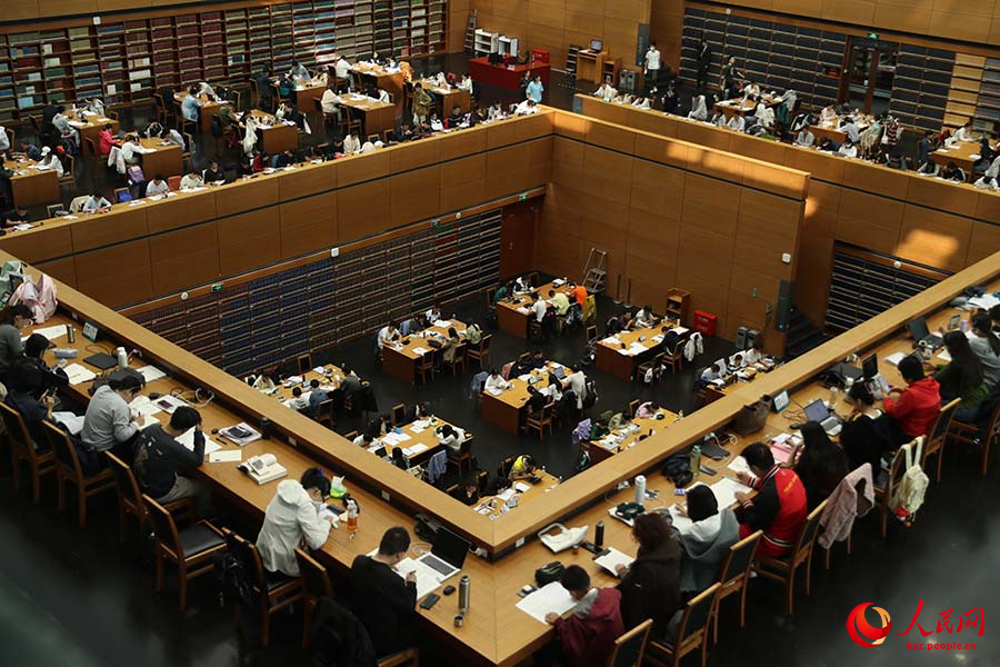 Бейж??: Мемлекет мерекес?нде ?лтты? к?тапхана о?ырмандар?а толы болды