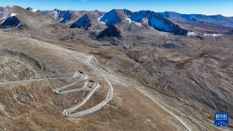 Шы?жа?да?ы сына? рет?нде ашыл?ан Алтай-?ом тасжолы ?майлы бояу д?л?з?не? ??сайды