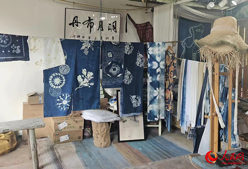 Латын Америкасы елдер?н?? т?лш?лер? Чэндуды? Пуцзян ауданында?ы Минюе елд? мекен?нде ежелг? к?к бояуды ?олданып к?рд?