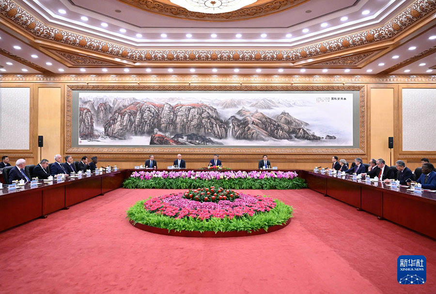 Си Цзиньпин ?ытайды? халы?аралы? досты? конференциясына ж?не ?ытай хал?ыны? шетелмен досты? ?ауымдасты?ыны? 70 жылды?ына ?атыс?ан шетелд?к ?она?тармен кездест?