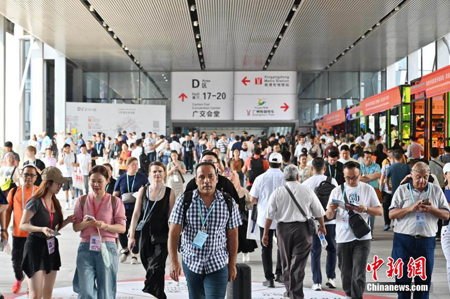 Б?г?н 136-шы Кантон ж?рме?кес? ашылды, 30 000-нан астам компания офлайн режимде ?атысты