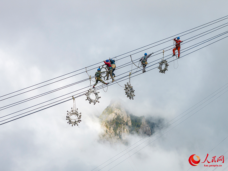 800 метр би?кт?ктег? электр жел?с?н?? операторы