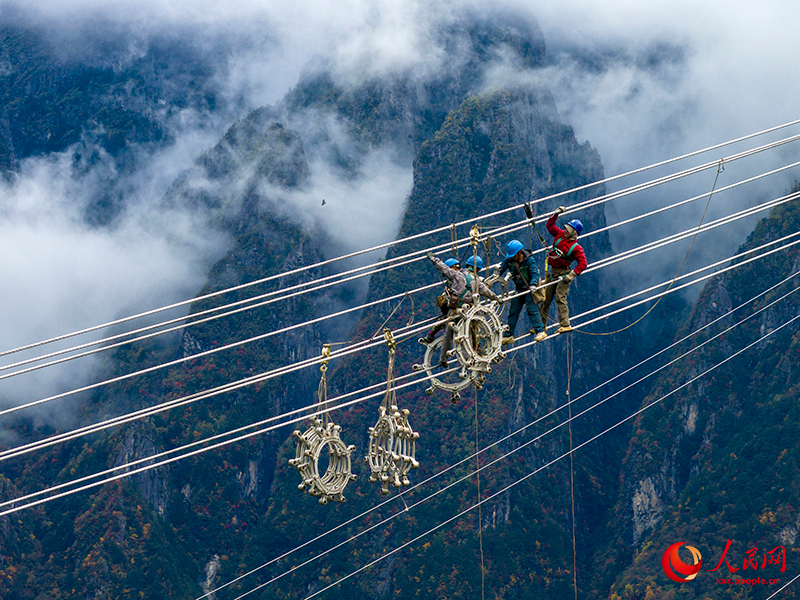 800 метр би?кт?ктег? электр жел?с?н?? операторы