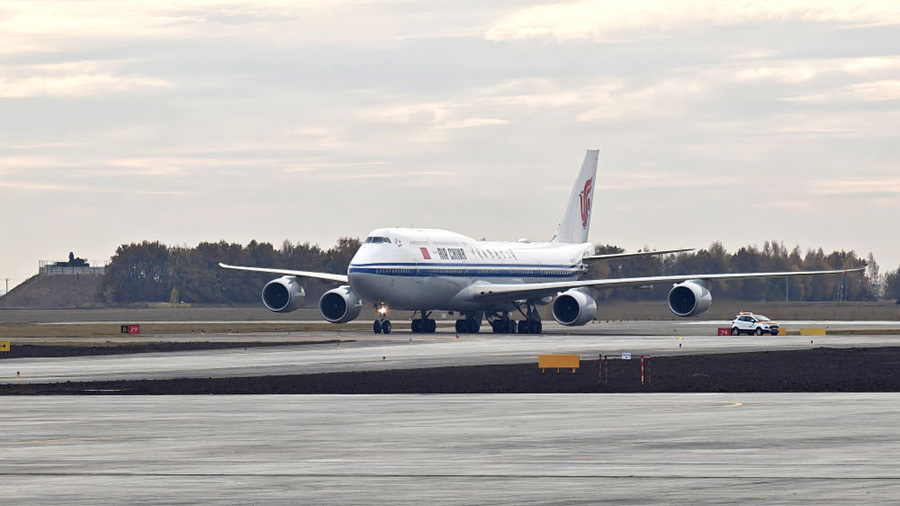 Си Цзиньпин БРИКС к?шбасшыларыны? 16-ыншы кездесу?не ?атысу ?ш?н ?азан ?аласына жетт?