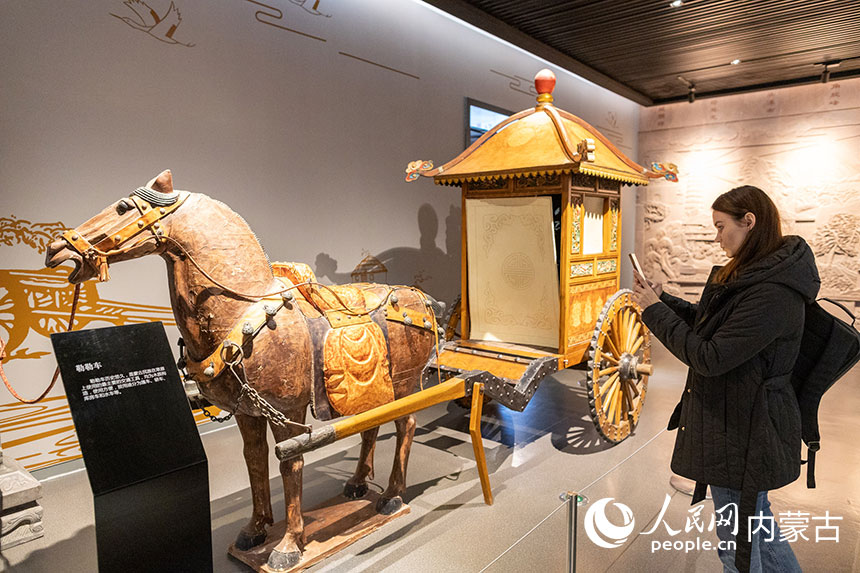 Шетелд?к т?лш?лер ?ытайды? д?ст?рл? ки?м?н ки?п, ??лтты? стильдег? патшайым?а? айналды