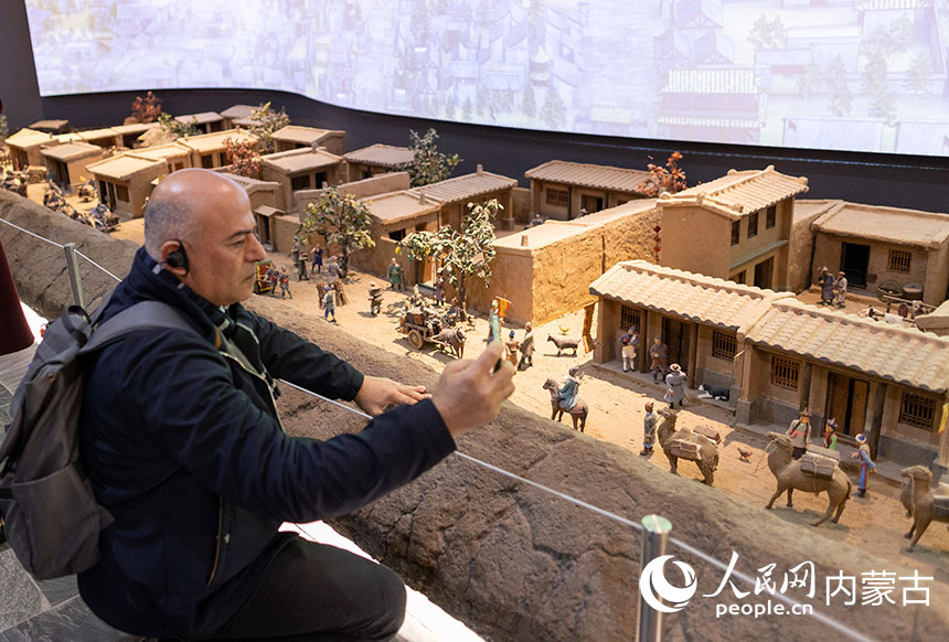 Шетелд?к т?лш?лер ?ытайды? д?ст?рл? ки?м?н ки?п, ??лтты? стильдег? патшайым?а? айналды