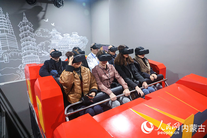 Шетелд?к т?лш?лер ?ытайды? д?ст?рл? ки?м?н ки?п, ??лтты? стильдег? патшайым?а? айналды