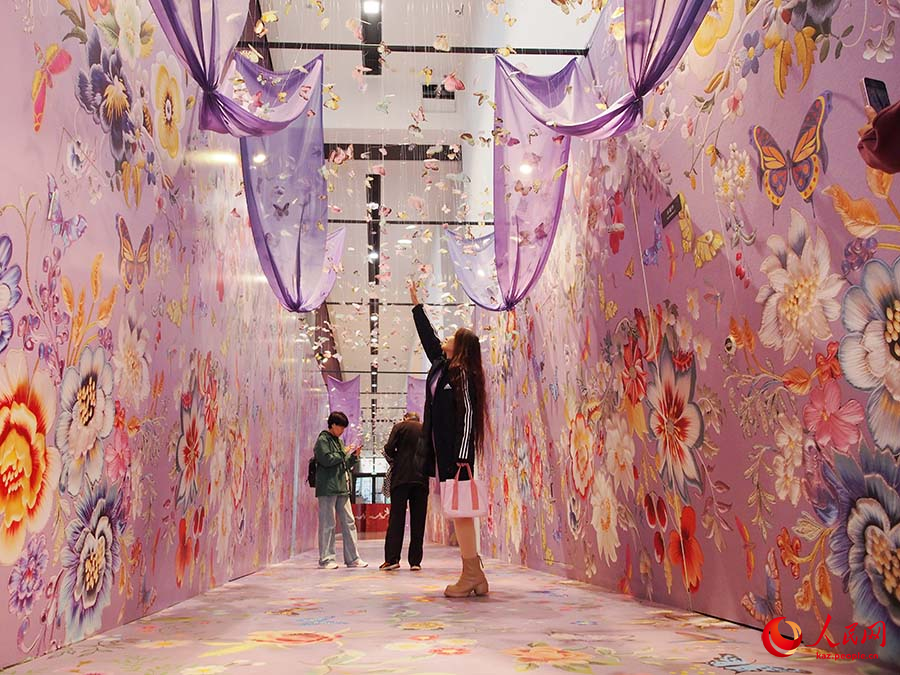 ?ытайды? К?ркем?нер ж?не ?ол?нер м?ражайында ??ытай кестес? – кесте т?гуден б?л?м беру к?рмес?? ?тт?