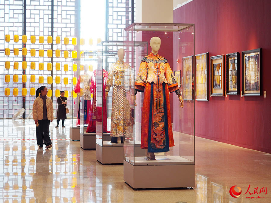 ?ытайды? К?ркем?нер ж?не ?ол?нер м?ражайында ??ытай кестес? – кесте т?гуден б?л?м беру к?рмес?? ?тт?