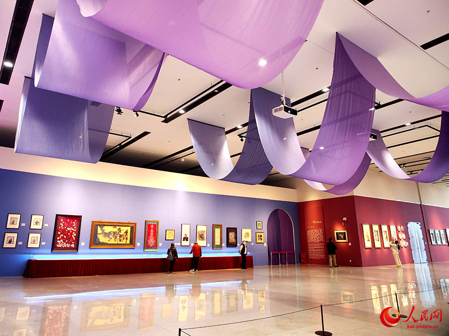 ?ытайды? К?ркем?нер ж?не ?ол?нер м?ражайында ??ытай кестес? – кесте т?гуден б?л?м беру к?рмес?? ?тт?