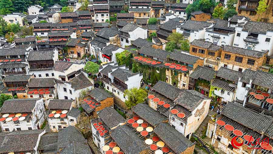 Уюань, Цзянси: туристер таулы ауылды? к?зг? к?р?н?с?нен л?ззат алды