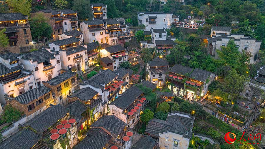 Уюань, Цзянси: туристер таулы ауылды? к?зг? к?р?н?с?нен л?ззат алды