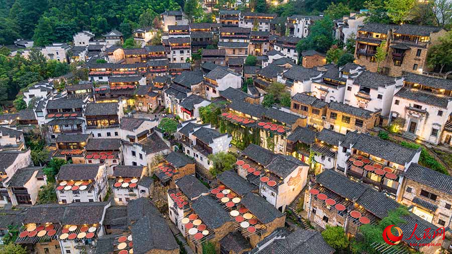 Уюань, Цзянси: туристер таулы ауылды? к?зг? к?р?н?с?нен л?ззат алды