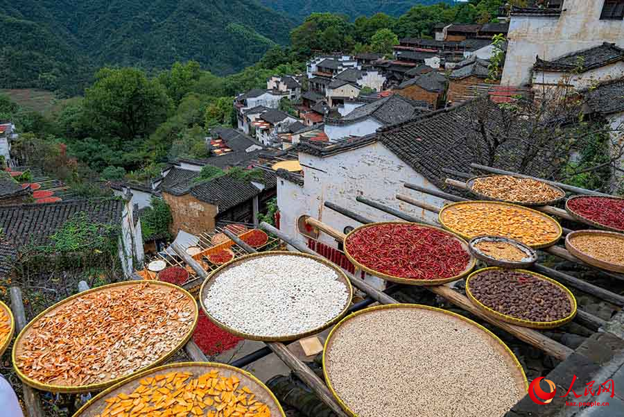 Уюань, Цзянси: туристер таулы ауылды? к?зг? к?р?н?с?нен л?ззат алды