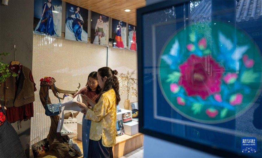 Чусюн облысыны? И кестес? Парижд?? с?н к?рмес?нде