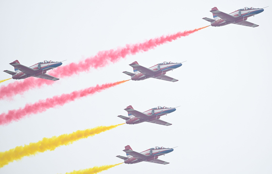 ?уе шоуы ?ытай ?уе к?штер?н?? 75 жылды?ын атап ?тт?