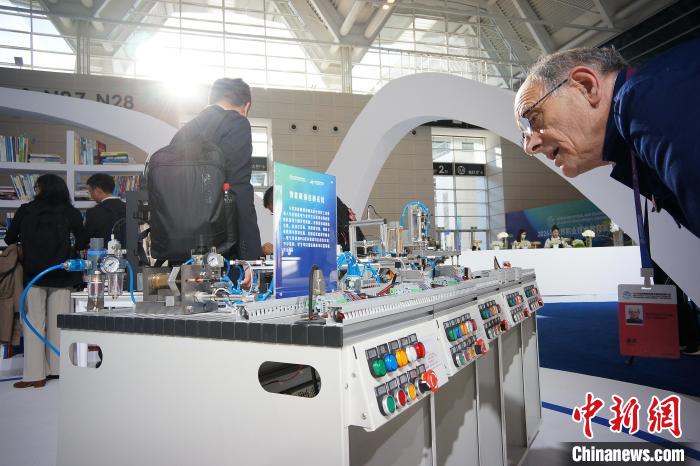 Тяньцзиньде 2024 Д?ниеж?з?л?к к?с?пт?к ж?не техникалы? б?л?м беруд? дамыту конференциясы басталды